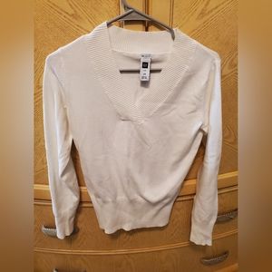 Gap white v neck sweater. Size xs. Great condition